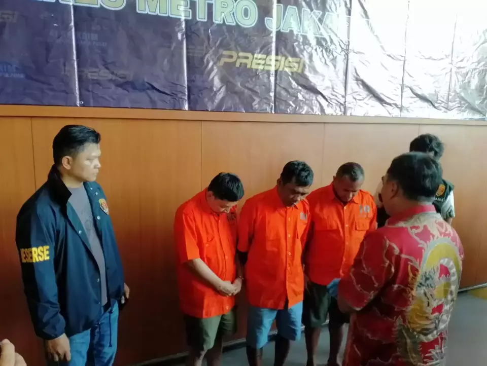 Tiga pegawai gadungan KPK saat diamankan Polres Metro Jakarta Pusat, Jumat (7/2/2025)