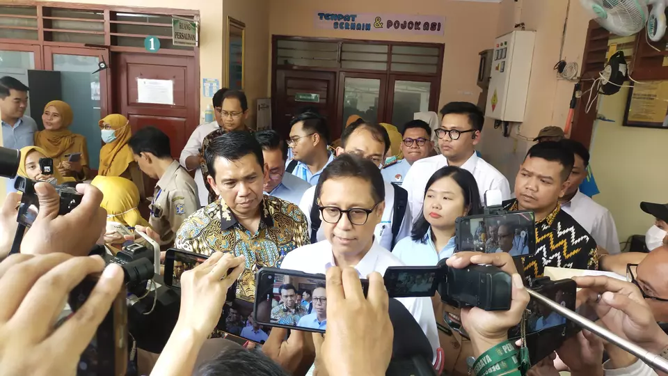 Menkes Budi Gunadi meninjau program Cek Kesehatan Gratis di Puskesmas Manukan Kulon, Surabaya.
