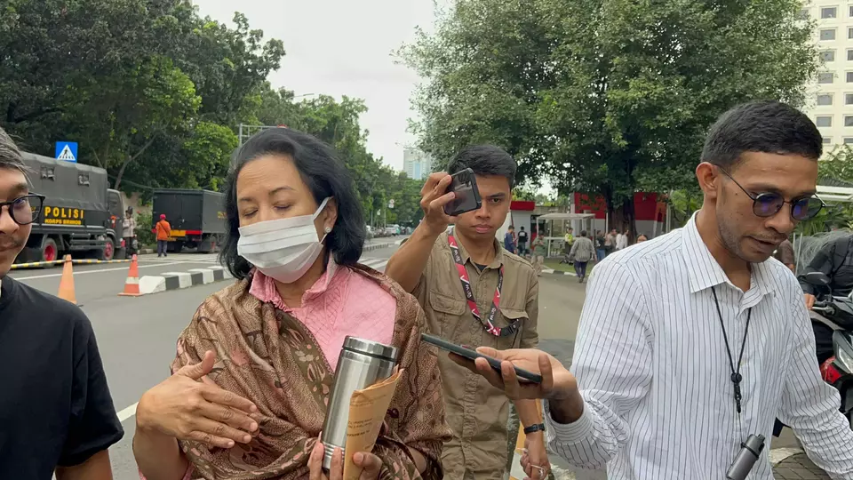 Mantan Menteri BUMN, Rini Soemarno di kantor Komisi Pemberantasan Korupsi (KPK), Senin (10/2/2025)
