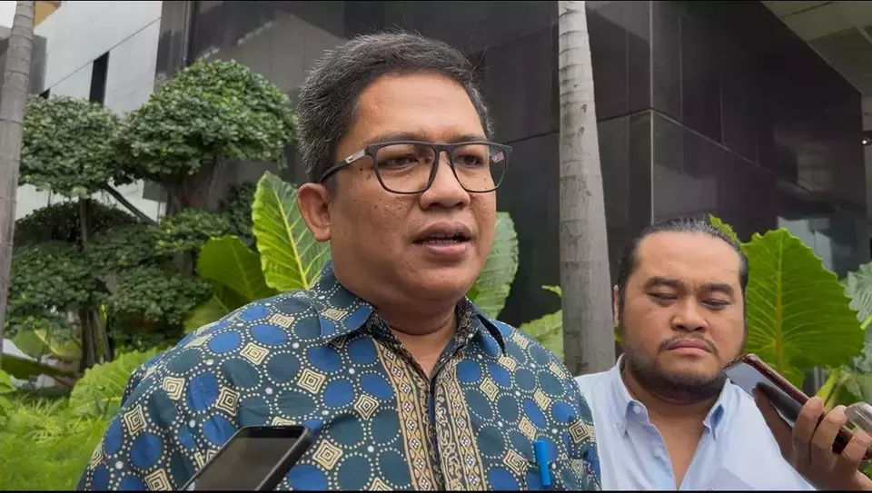 Kuasa hukum mantan anggota Bawaslu Agustiani Tio Fridelina, Army Mulyanto saat mendatangi Gedung Merah Putih KPK, Jakarta, Senin (10/2/2025).