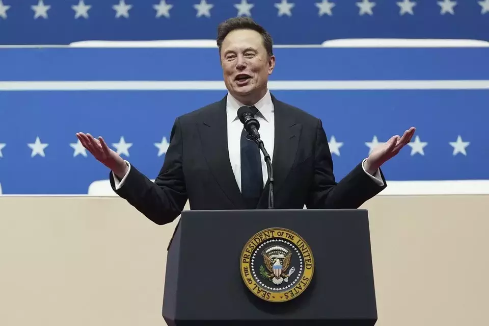 Elon Musk berpidato di acara pelantikan presiden atas nama presiden terpilih Amerika Serikat (AS) Donald Trump di Washington, AS pada 20 Januari 2025. (Foto: AP/ Matt Rourke)