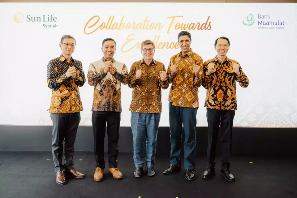 (Ki-Ka): Teck Seng Ho, President Director Sun Life Indonesia dan Karno, Direktur
Kepatuhan / Plt. Direktur Utama Bank Muamalat Indonesia bersama dengan Kevin Strain, President & Chief Executive Officer Sun Life, Manjit Singh, President Sun Life Asia dan Randy Lianggara, President Emerging Markets, Sun Life Asia, hadir pada momentum penandatanganan kemitraan strategis  bancassurance hingga tahun 2036. (Foto: Dok Sun Life Indonesia)