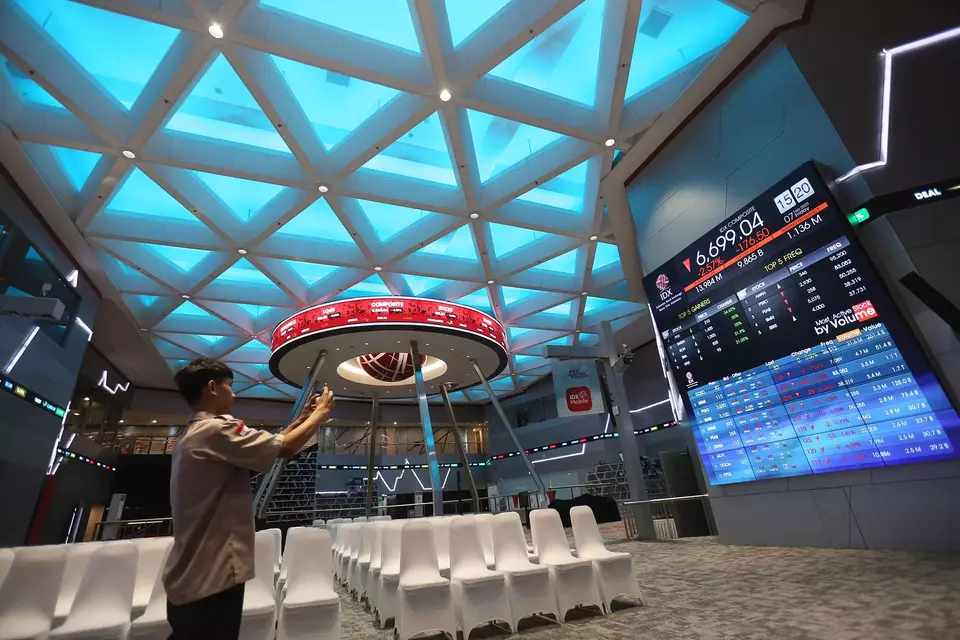 Pengunjung berada di mainhall Bursa Efek Indonesia, Jakarta. (Investor Daily/David Gita Roza)
