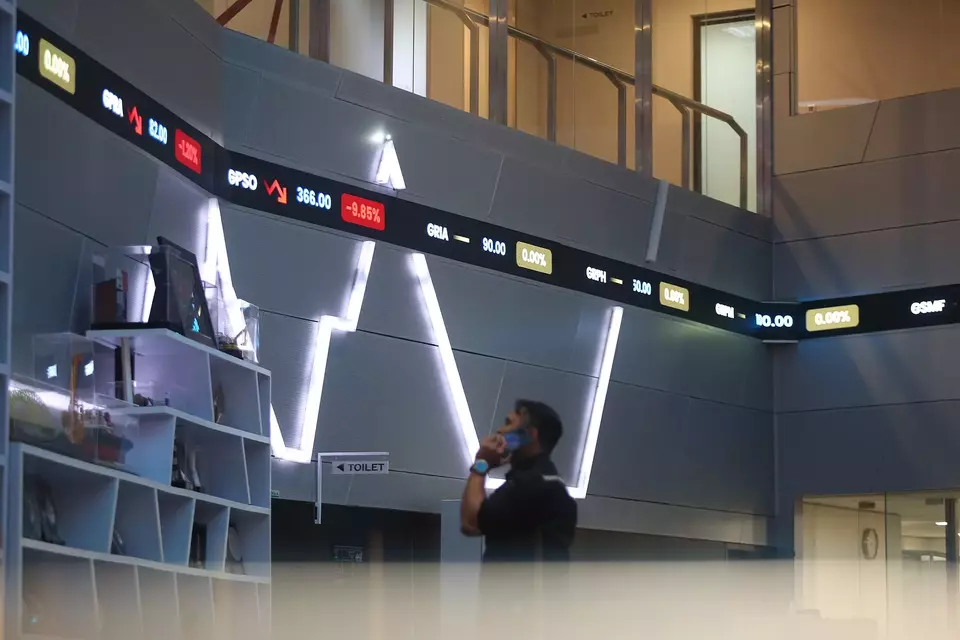 Pengunjung berada di mainhall Bursa Efek Indonesia, Jakarta. (Investor Daily/David Gita Roza)