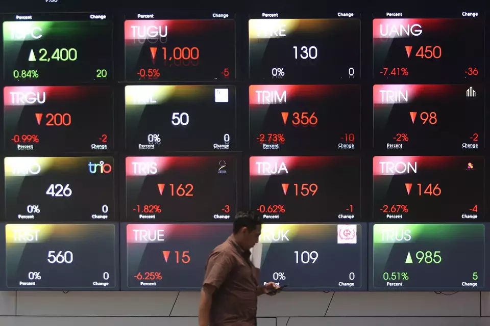 Pengunjung berada di mainhall Bursa Efek Indonesia, Jakarta. (Investor Daily/David Gita Roza)