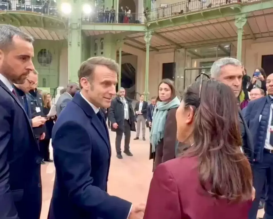 Menteri Komunikasi dan Digital RI Meutya Hafid (kanan) berjabat tangan dengan Presiden Prancis Emmanuel Macron di sela-sela acara AI Action Summit yang berlangsung di Grand Palais, Paris, Selasa (11/2/2025). Dalam kesempatan itu, Presiden Prancis Emmanuel Macron memastikan rencananya untuk berkunjung ke Indonesia pada Mei 2025. (Foto: Istimewa/ Dok. Kemkomdigi)