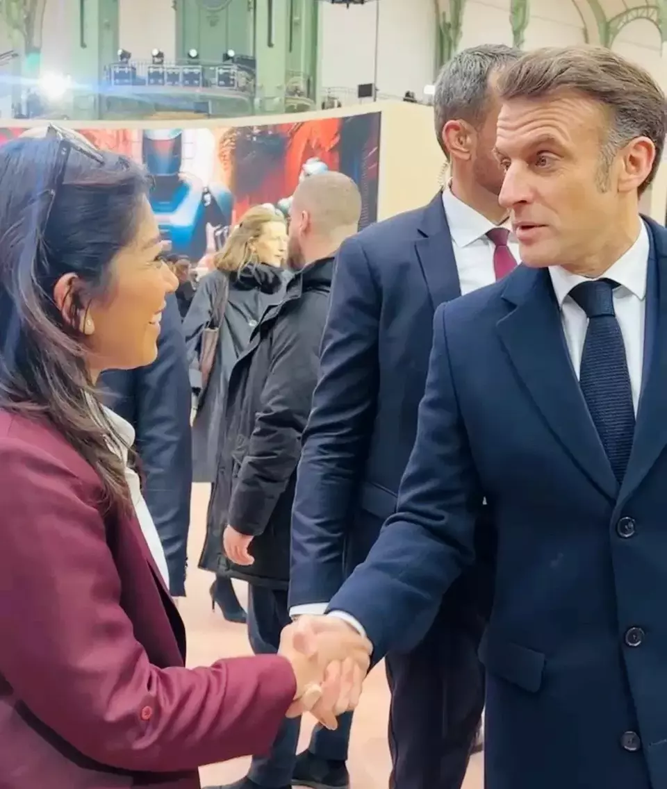 Menteri Komunikasi dan Digital RI Meutya Hafid (kanan) berjabat tangan dengan Presiden Prancis Emmanuel Macron di sela-sela acara AI Action Summit yang berlangsung di Grand Palais, Paris, Selasa (11/2/2025). Dalam kesempatan itu, Presiden Prancis Emmanuel Macron memastikan rencananya untuk berkunjung ke Indonesia pada Mei 2025. (Foto: Istimewa/ Dok. Kemkomdigi)