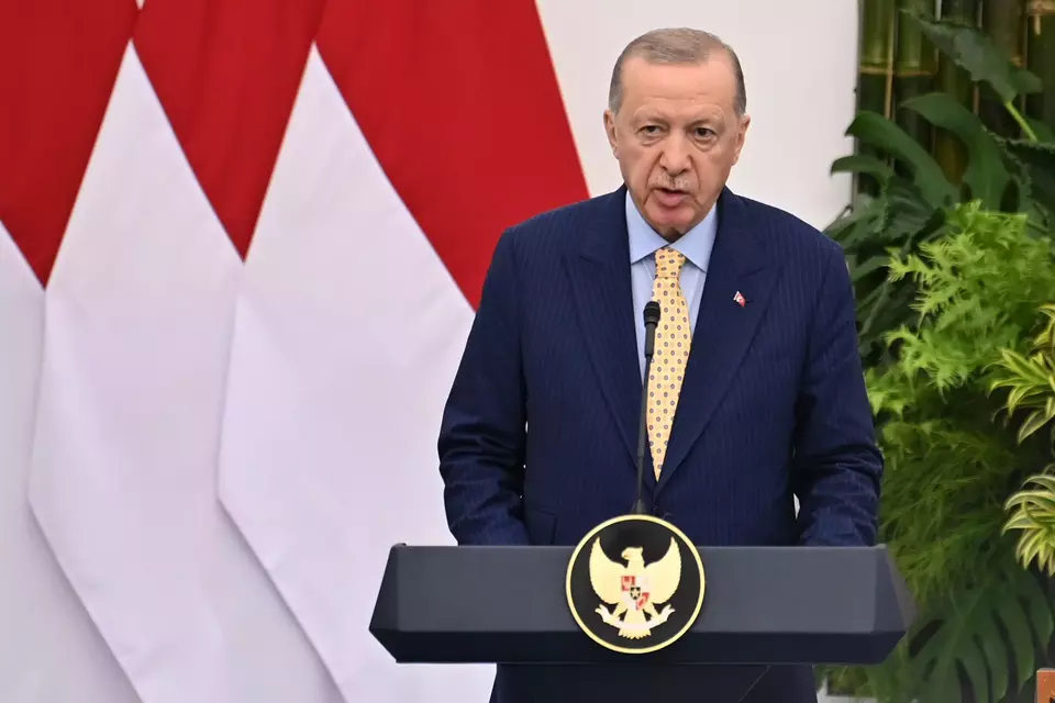 Presiden Turki Recep Tayyip Erdogan menyampaikan keterangan kepada wartawan usai melakukan pertemuan bilateral dengan Presiden Prabowo Subianto di Istana Bogor, Bogor, Jawa Barat, Rabu (12/2/2025). (ANTARA FOTO/Aditya Pradana Putra)
