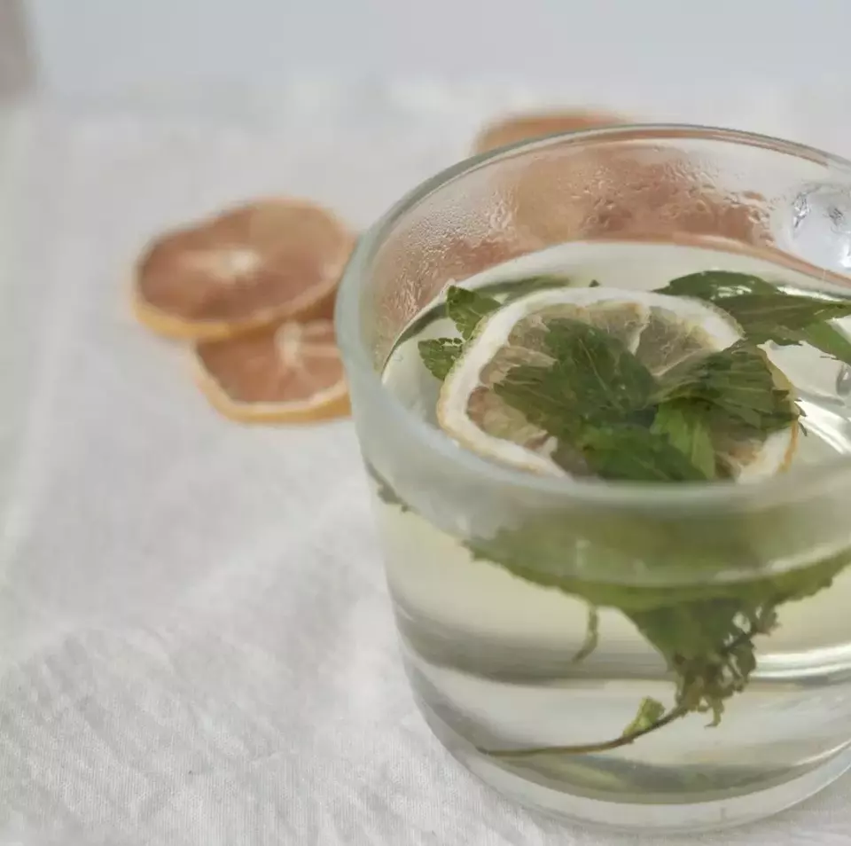 Ilustrasi minuman sehat menggunakan gula dari tanaman stevia