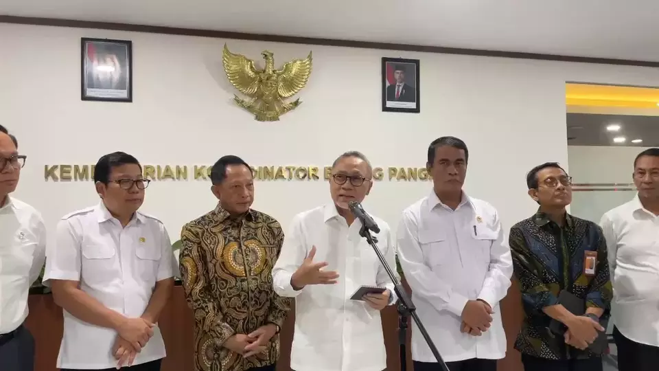 Menko Pangan Zulkifli Hasan bersama Menteri Pertanian Andi Amran Sulaiman, Menteri Dalam Negeri Tito Karnavian, Kepala Bapanas Arief Prasetyo Adi, dan pejabat terkait lainnya memberikan keterangan pers usai rakortas pangan di Kemenko Pangan, Kamis (13/02/2025). (Foto : Muhammad Farhan)