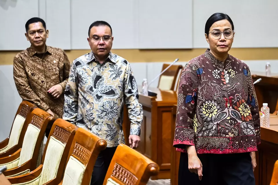 Menteri Keuangan Sri Mulyani Indrawati (kanan) bersama Wakil Ketua DPR Sufmi Dasco Ahmad (tengah) dan Adies Kadir (kiri) bersiap untuk memberikan keterangan pers terkait efisiensi anggaran di lingkungan Kementerian/Lembaga di Komisi III DPR, Kompleks Parlemen, Senayan, Jakarta, Jumat (14/2/2025). (ANTARA FOTO/Rivan Awal Lingga)
