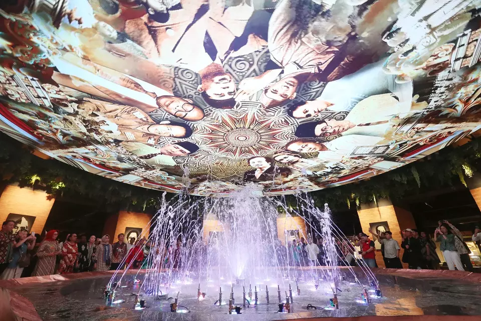 Pengunjung melihat air mancur saat peresmian Lippo Mall Nusantara, Jakarta, Jumat (14/2/2025). 