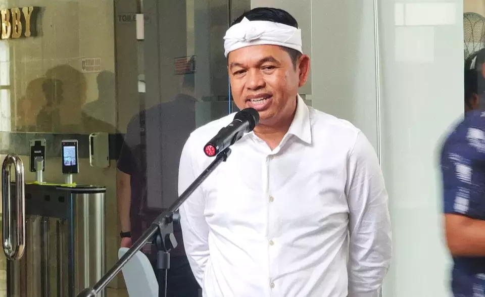 Gubernur Jawa Barat terpilih Dedi Mulyadi usai menjalani tes kesehatan di Kementerian Dalam Negeri, Minggu (16/2/2025)