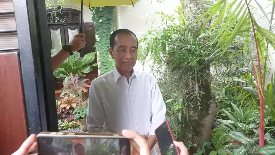 Presiden ke-7 RI Jokowi saat ditemui di kediamannya di Jalan Kutai Utara No. 1 Kelurahan Sumber, Kecamatan Banjarsari, Solo, Jawa Tengah pada Senin (17/2/2025). (Foto: B-Universe/ Wijayanti Putri)