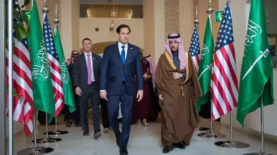 Menteri Luar Negeri (Menlu) AS Marco Antonio Rubio (kiri) bertemu dengan Menlu Saudi Faisal bin Farhan Al Saud (kanan) di Riyadh, Arab Saudi pada Senin (17/2/2025). (Foto: Anadolu/ Getty Images)
