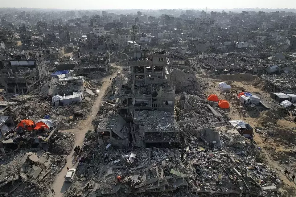 Foto udara yang diambil oleh pesawat tanpa awak menunjukkan tenda-tenda di tengah kehancuran yang disebabkan oleh serangan udara dan darat Israel di Beit Lahiya, Jalur Gaza utara pada Senin (17/2/2025). (Foto: AP/ Mohammad Abu Samra)