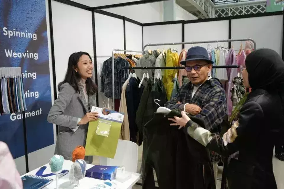 Aktivitas di salah satu stan pameran produk tekstil buatan Indonesia yang dibuka dalam pameran Source Fashion di London, Inggris pada 18-20 Februari 2025. (Foto: ANTARA/HO-Kemlu RI)