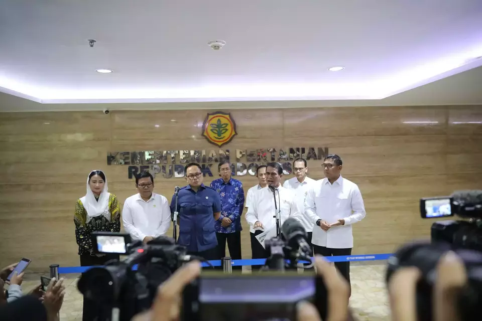 Menteri Pertanian Andi Amran Sulaiman dan jajaran pejabat terkait memberikan keterangan pers usai rapat koordinasi terkait persiapan operasi pasar Puasa-Lebaran 2025 di Kanpus Kementerian Pertanian Jakarta, Rabu (19/02/2025). Salah satu hasil rapat adalah pemerintah meminta para pengusaha menjalankan ketentuan harga eceran tertinggi (HET) pangan. (Foto : Muhammad Farhan)
