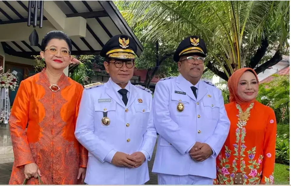 Gubernur dan Wakil Gubernur DKI Jakarta Terpilih periode 2025-2029 Pramono Anung-Rano Karno didampingi istri masing-masing memberikan keterangan kepada wartawan menjelang pelantikan, Jakarta, Kamis (20/2/2025). ANTARA/Luthfia Miranda Putri.