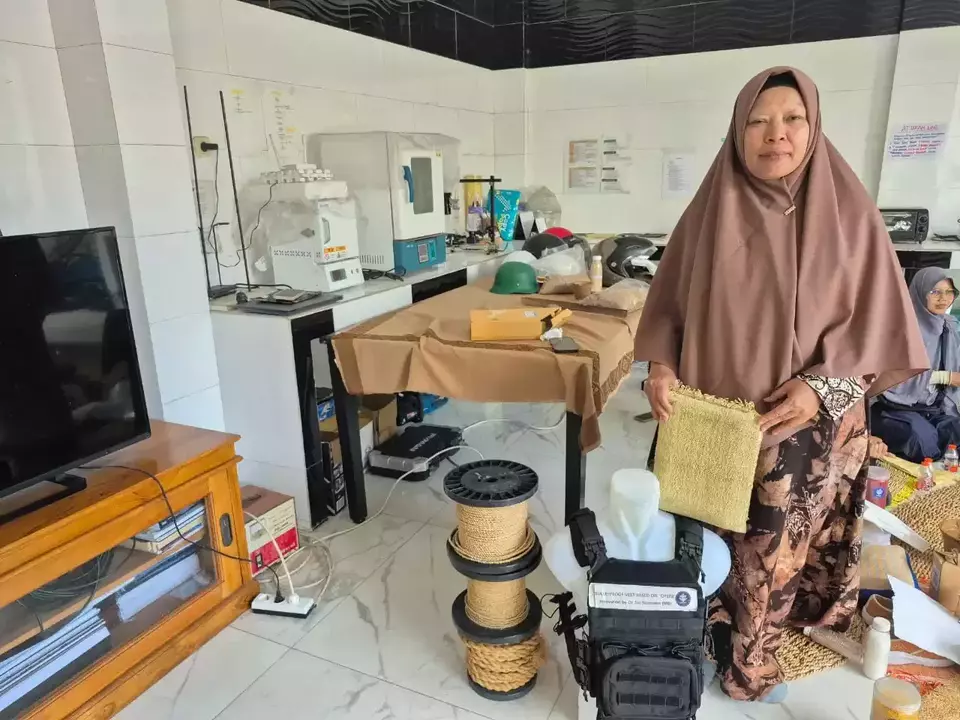 Kepala Riset and Development PT Intertisi Material Maju (IMM) Dr Siti Nikmatin. (Foto: Leonard AL Cahyoputra)