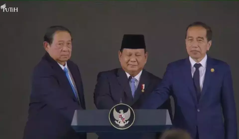 Presiden RI Prabowo Subianto bersama Presiden Ke-7 RI Joko Widodo (kanan) dan Presiden Ke-6 RI Susilo Bambang Yudhoyono (kiri) menekan tombol bersama seraya meluncurkan secara resmi Badan Pengelolaan Investasi Daya Anagata Nusantara (BPI Danantara) di Istana Kepresidenan Jakarta, Senin (24/2/2025). (Foto: ANTARA/ Mentari Dwi Gayati)