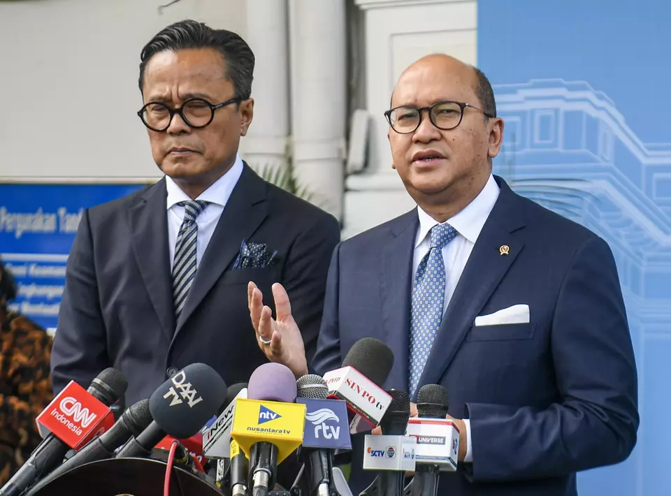 Chief Executive Officer (CEO) Danantara, Rosan Perkasa Roeslani (kiri) dan Chief Operating Officer (COO) Danantara, Dony Oskaria saat menyampaikan keterangan pers di Kompleks Istana Kepresidenan, Jakarta, pada Senin (24/2/2025). (ANTARA FOTO/Muhammad Adimaja)