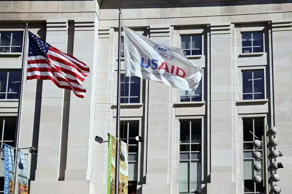 Bendera Amerika Serikat (AS) dan bendera USAID berkibar di luar gedung USAID di Washington, AS pada 1 Februari 2025. (Foto: REUTERS/ Annabelle Gordon)