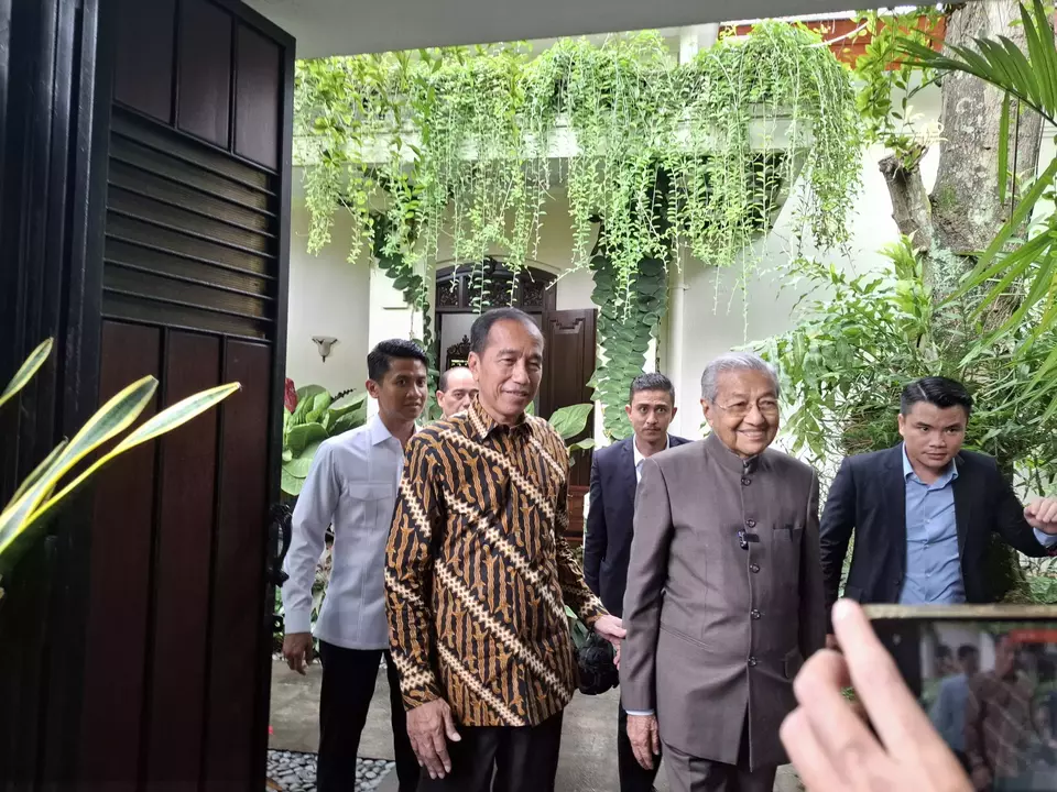 Mantan Perdana Menteri (PM) Malaysia, Mahathir Mohamad mengunjungi Presiden ke-7 RI, Joko Widodo (Jokowi) di kediamannya di Jalan Kutai No.1, Kelurahan Sumber, Kecamatan Banjarsari, Kota Solo, Jawa Tengah, Rabu 26 Februari 2025. (Beritasatu.com/Wijayanti Putri)