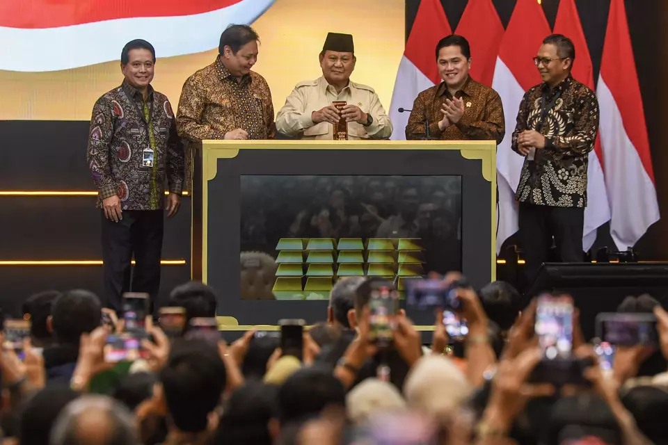 Presiden Prabowo Subianto (tengah) didampingi Menteri Koordinator Bidang Perekonomian Airlangga Hartarto (kedua kiri), Menteri BUMN Erick Thohir (kedua kanan), Dirut Pegadaian Damar Latri Setiawan (kanan), dan Dirut Bank Syariah Indonesia Hery Gunardi (kiri) memasukkan emas batangan saat meresmikan Layanan Bank Emas Pengadaian dan Bank Syariah Indonesia di The Gade Tower, Jakarta, Rabu (26/2/2025). (ANTARA FOTO/Muhammad Adimaja)