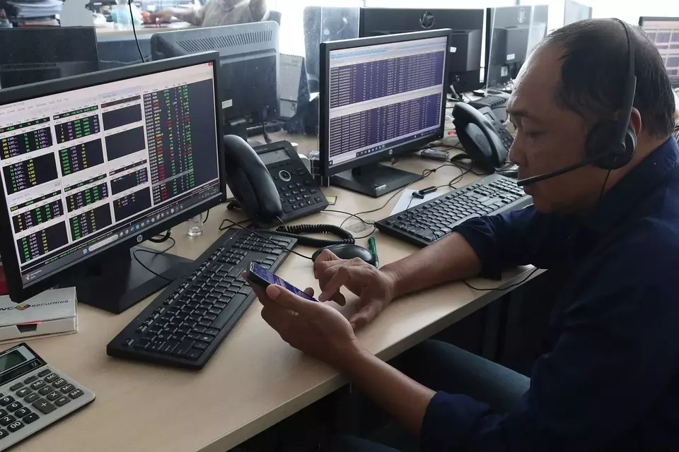 Pialang melihat layar pergerakan saham di sekuritas, Jakarta. (Foto: Investor Daily/David Gita Roza)