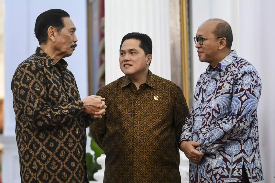 Ketua DEN Luhut Binsar Pandjaitan (kiri) berbincang dengan Menteri BUMN Erick Thohir (tengah) dan Menteri Investasi dan Hilirisasi Rosan Roeslani (kanan) di Istana Merdeka, Jakarta, Senin (17/2/2025). (ANTARA FOTO/Hafidz Mubarak A)