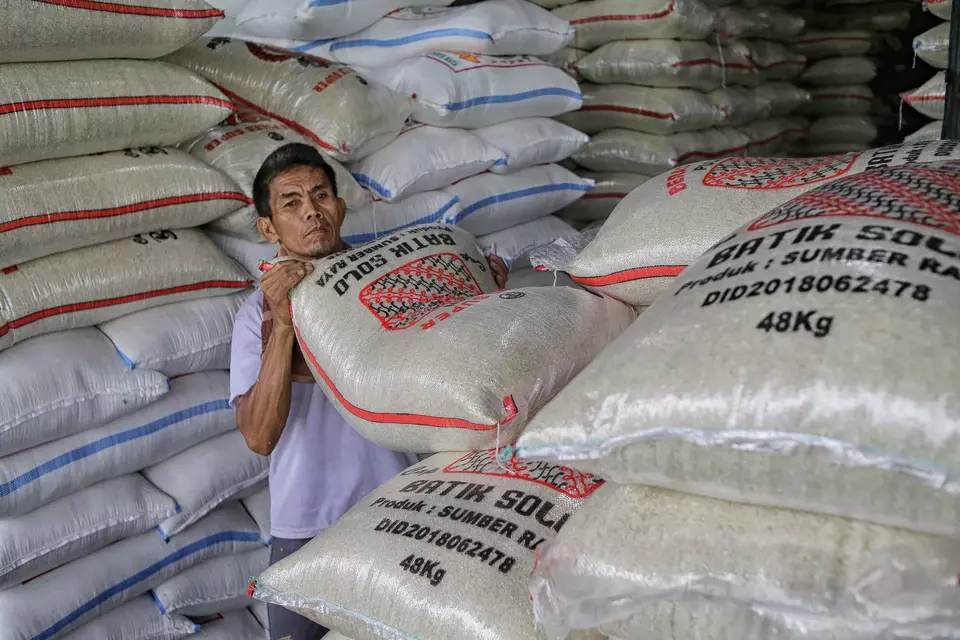 Aktivitas buruh bongkar muat beras di Pasar Cipinang, Jakarta Timur, baru-baru ini. (B-Universe Photo/Joanito De Saojoao)