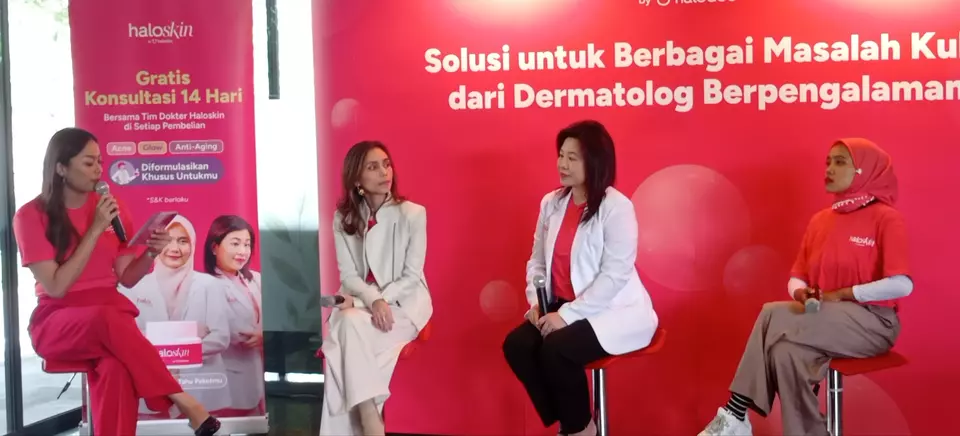 Chief Marketing Officer Halodoc, Fibriyani Elastria (2 kiri) dan Dermatolog Haloskin, dr Rina Diana Winta, SpDVE (3 kiri) memaparkan jumlah dermatolog dan perawatan kulit di Jakarta