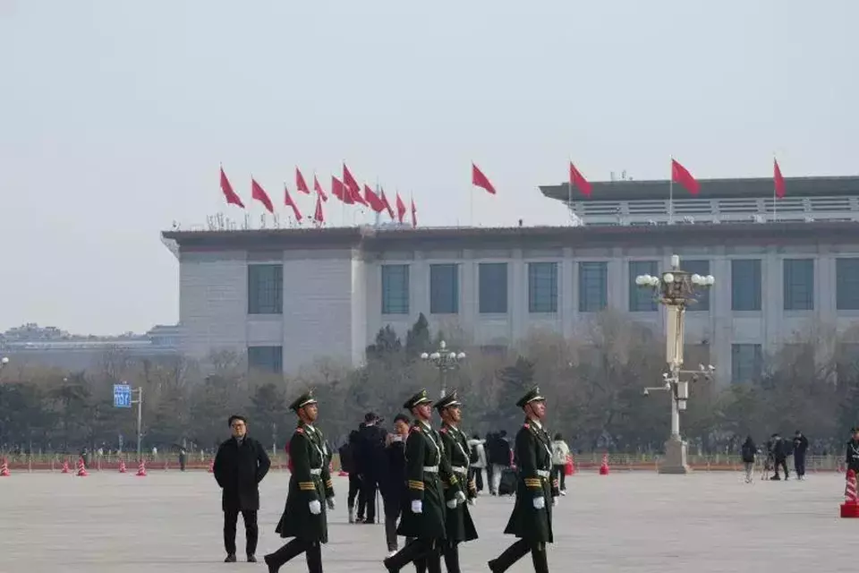 Tentara Pembebasan Rakyat (PLA) China berjalan di lapangan Tiananmen, Beijing pada Rabu (5/3/2025). (Foto: ANTARA/ Desca Lidya Natalia)