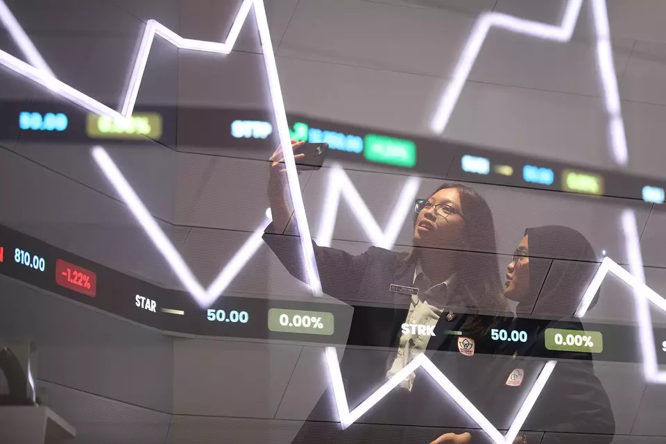 Pengunjung memperhatikan layar pergerakan saham di galeri Bursa Efek Indonesia, Jakarta. (Investor Daily/David Gita Roza)