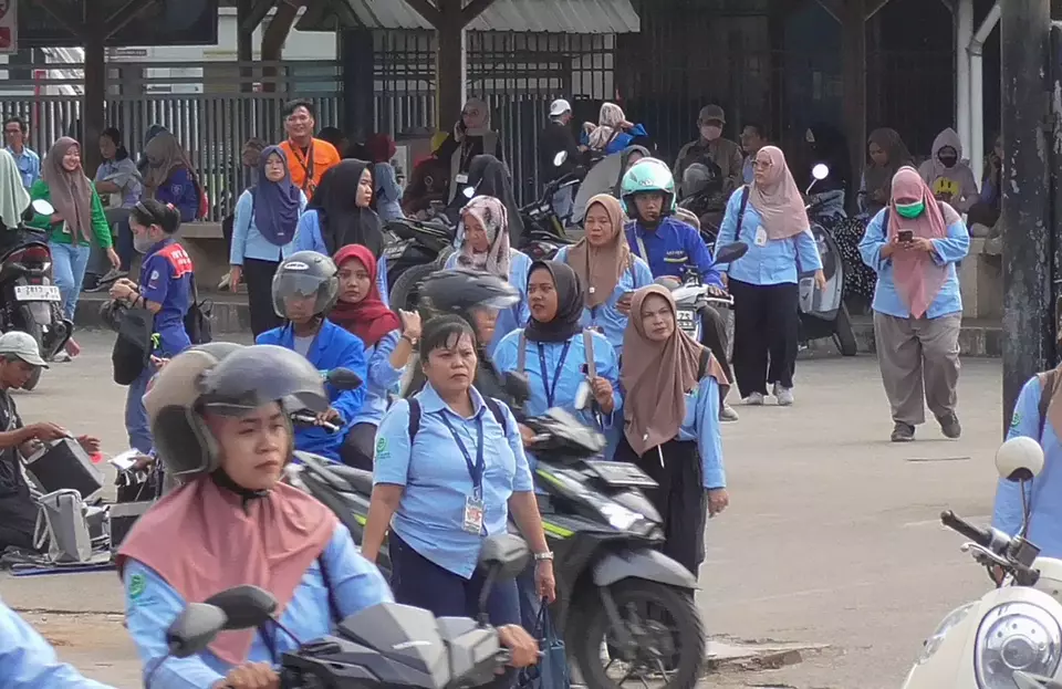 Sejumlah karyawan PT Victory Chingluh, di Kecamatan Pasar Kemis, Kabupaten Tangerang, pada Jumat (7/3/2025). (B-Universe Photo/Wawan Kurniawan)