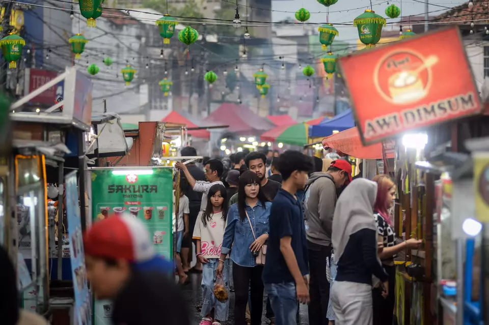 Sejumlah calon pembeli mencari makanan untuk berbuka puasa di Pasar Lama, Kota Tangerang, Banten, Sabtu (8/3/2025). (ANTARA FOTO/Putra M. Akbar)