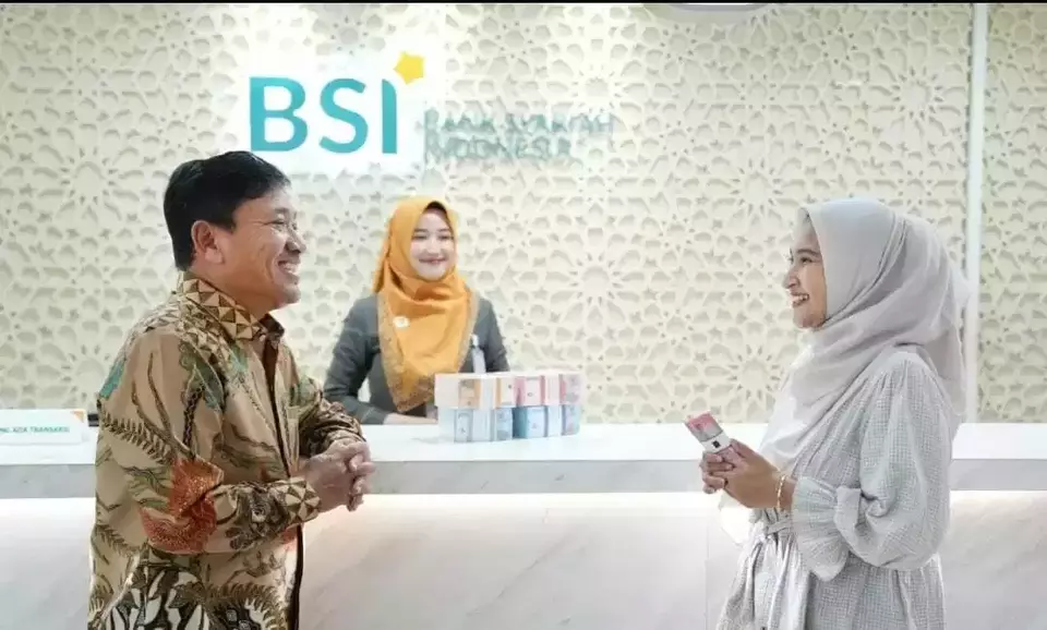 Wakil Direktur Utama BSI Bob T Ananta (kiri) menyapa nasabah (kanan) yang sedang bertransaksi di PT Bank Syariah Indonesia Tbk (BSI) Kantor Cabang The Tower Jakarta. (ist)