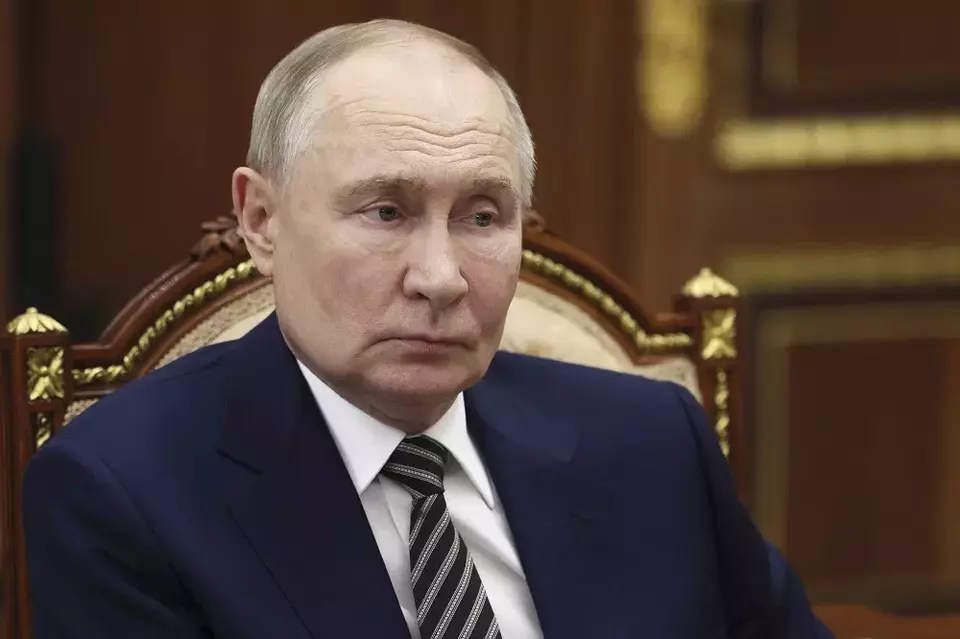 Presiden Rusia Vladimir Putin berbicara dengan gubernur wilayah Arkhangelsk Alexander Tsybulsky selama pertemuan mereka di Kremlin di Moskow, Rusia, Selasa (11/3/2025). (Foto: Mikhail Metzel, Sputnik, Kremlin Pool Photo via AP)