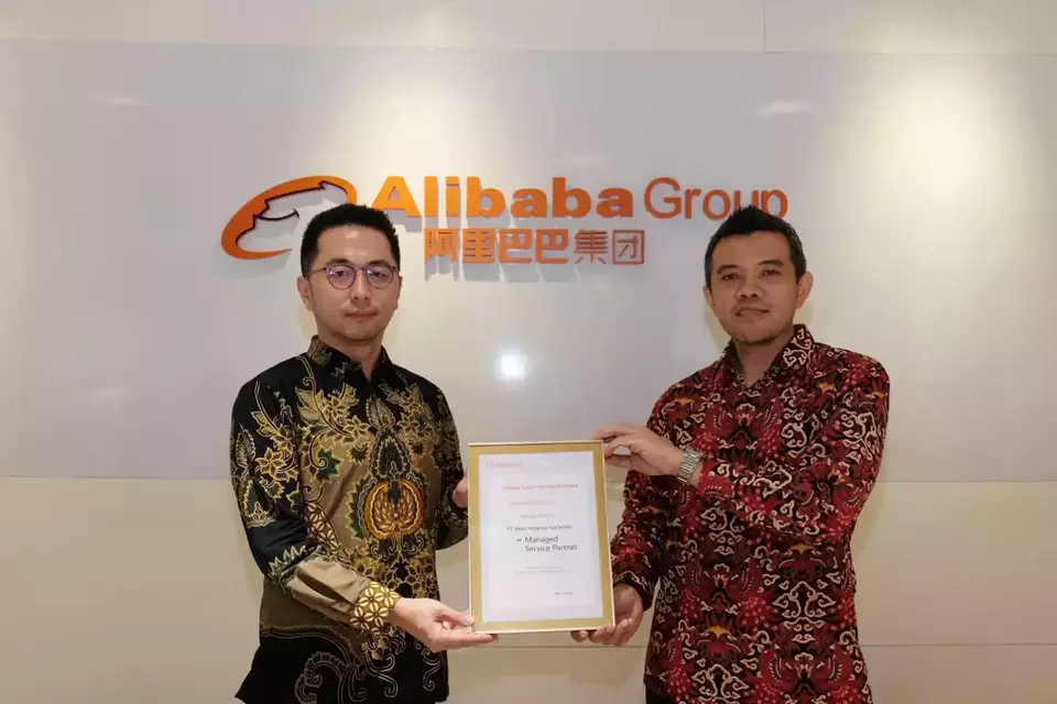 (kiri-kanan): Country Manager for Indonesia, Alibaba Cloud Intelligence  Sean Yuan, dan Ramon Hadypratomo, Founder & CTO of ViBiClou, pada acara penunjukan ViBiCloud sebagai Managed Service Partner (MSP) Alibaba Cloud untuk Indonesia.