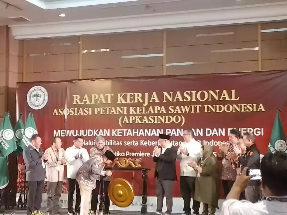 Asosiasi Petani Kelapa Sawit Indonesia (Apkasindo) menggelar rapat kerja nasional (rakernas) bertema Mewujudkan Ketahanan Pangan dan Energi Melalui Stabilitas serta Keberlanjutan Sawit Indonesia di Jakarta, Selasa (18/03/2025). Kegiatan itu dibuka oleh Menteri PPN/Kepala Bappenas Rachmat Pambudy. (Foto : TL)
