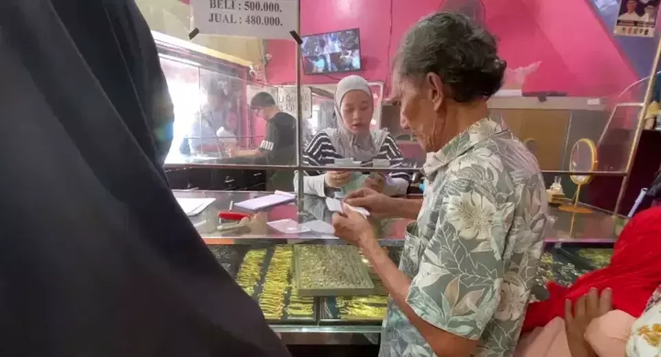 Warga Lebak berburu emas perhiasan. (B-Universe/Budiman).