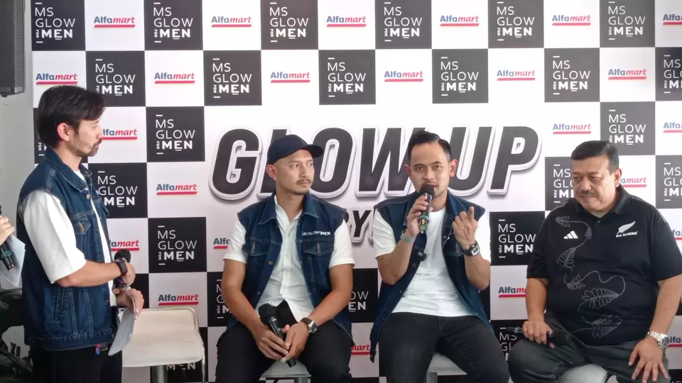Pembalap Dimas Ekky Pratama (kiri), pendiri J99 Corp yang membawahi MS Glow for Men, Gilang Widya Pramana (tengah), dan GM Merchandising Non Food PT Sumber Alfaria Trijaya, Tbk., (Alfamart) Said Yusni pada acara peresmian kerja sama MS Glow for Men dan Alfamart, Minggu (23/3/2025).