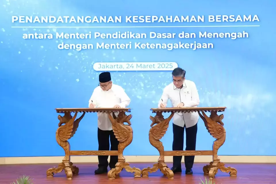 Kementerian Ketenagakerjaan (Kemenaker) dan Kementerian Pendidikan Dasar dan Menengah (Kemendikdasmen) menandatangani nota kesepahaman (MoU) terkait Sinergi Program Pembangunan Bidang Ketenagakerjaan dengan Pendidikan Dasar dan Menengah. (Foto: istimewa)