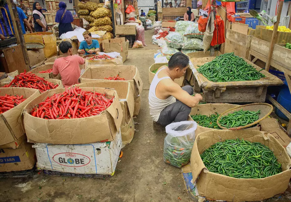 Pedagang menyortir cabai di Pasar Induk Kramat Jati, Jakarta Timur, Senin (24/3/2025). (B-Universe Photo/Joanito De Saojoao)