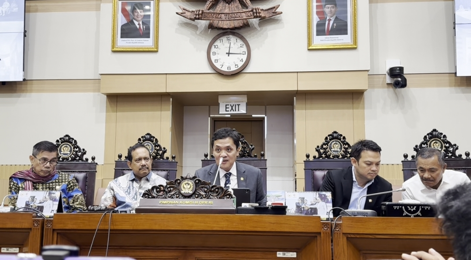 Ketua Komisi III DPR Habiburokhman di gedung DPR, kompleks parlemen, Senayan, Jakarta, Senin, 24 Maret 2025. (Foto: Yustinus Patris Paat)

