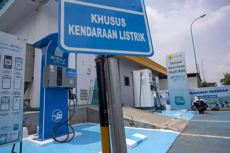 Pekerja mengecat area SPKLU di rest area 166 tol Cipali, Majalengka, Jawa Barat, Senin (24/3/2025). (ANTARA FOTO/Dedhez Anggara)