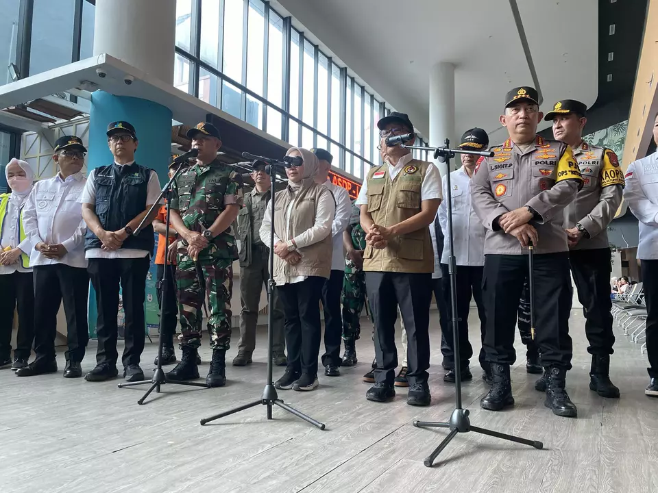 Panglima TNI Jenderal Agus Subiyanto (keempat dari kiri) saat menyampaikan keterangan pers terkait keamanan mudik di Dermaga Eksekutif, Pelabuhan Merak, Cilegon, Banten, pada Rabu (26/3/2025). (B-Universe Photo/Juan Guardiola)