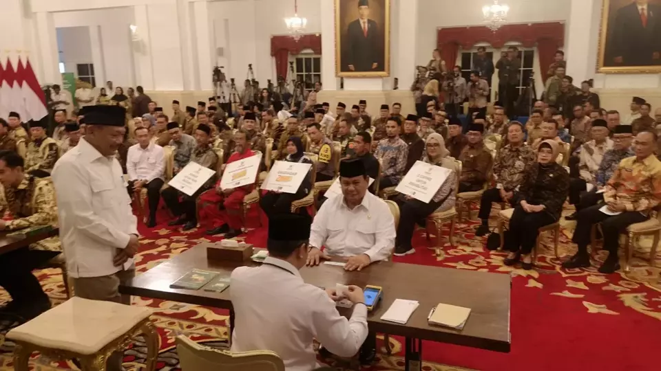 Presiden Prabowo Subianto, membayar zakat fitrah lewat Badan Amil Zakat Nasional (Baznas) di Istana Negara Jakarta, Kamis (27/3/2025).

