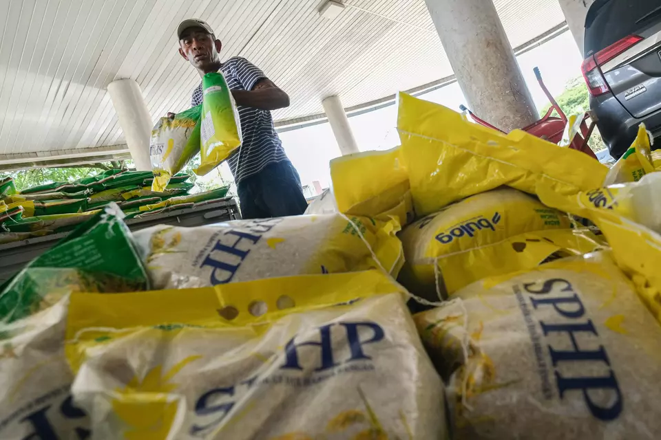 Pekerja menyusun beras Stabilisasi Pasokan dan Harga Pangan (SPHP) di Pasar Sentral Kendari, Kendari, Sulawesi Tenggara, baru-baru ini. (ANTARA FOTO/Andry Denisah)